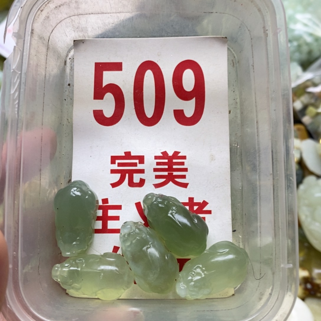 蛇纹石玉挂坠未镶嵌