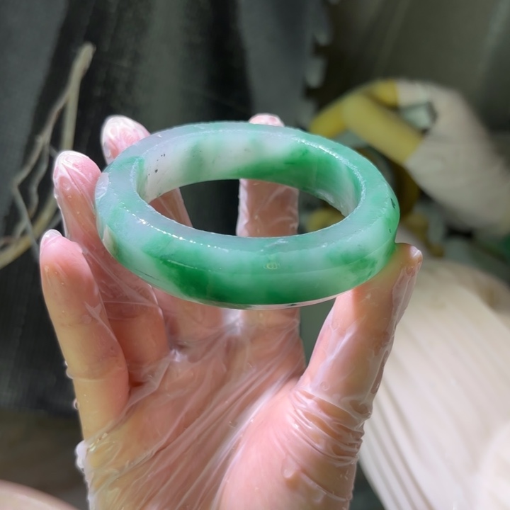 金***贵石英质玉（非洲翠）未镶嵌手镯定制