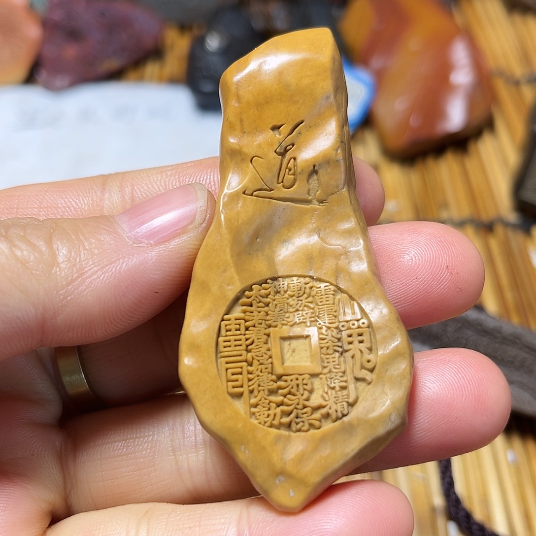 新疆原石雕刻手把件