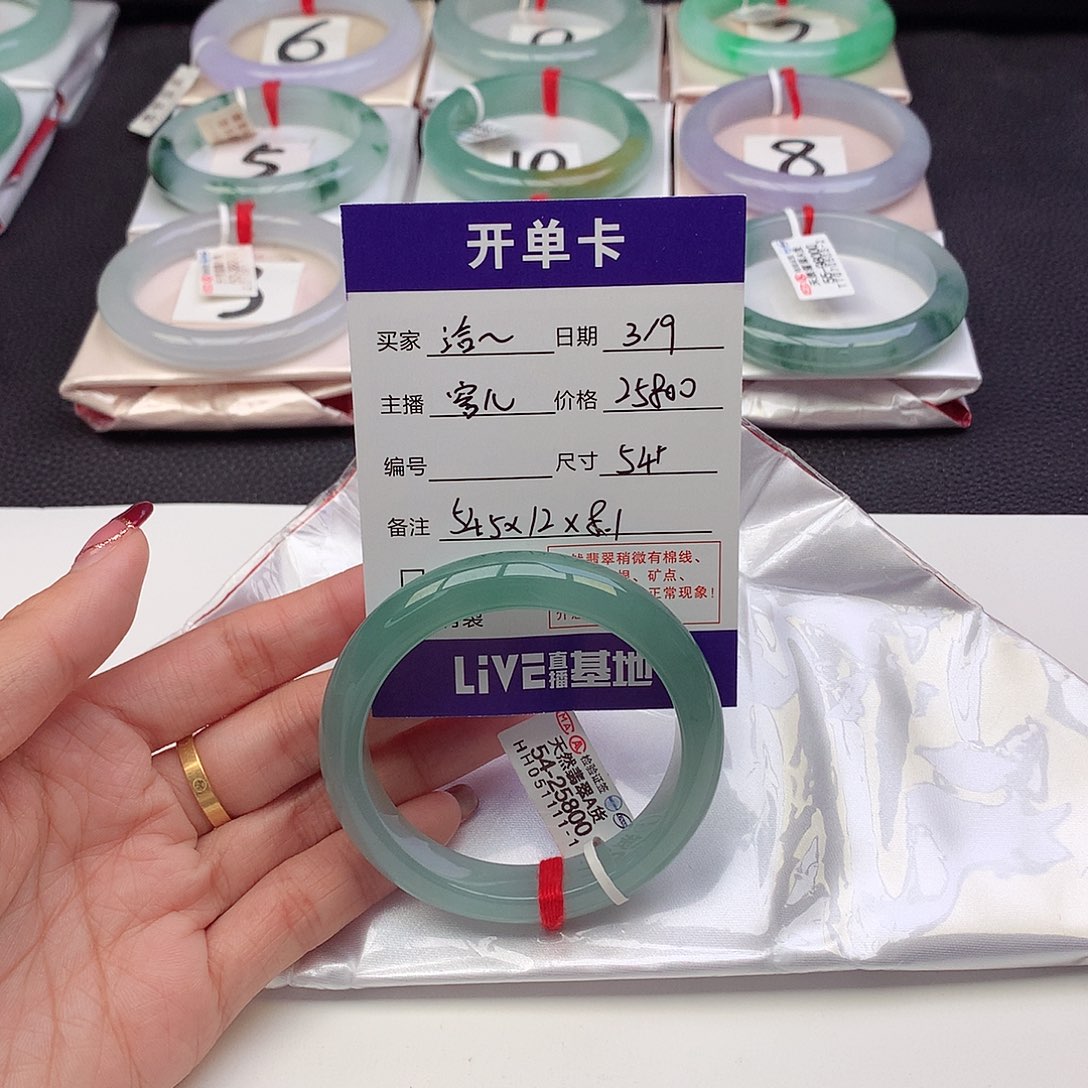 翡翠手镯未镶嵌洽*?