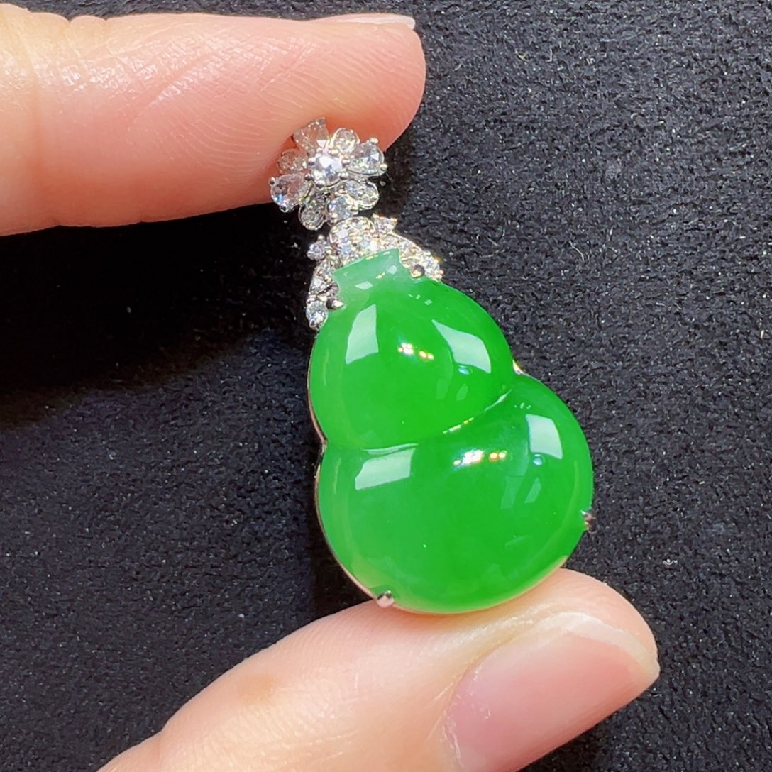 翡翠18K金镶嵌颈饰吊坠