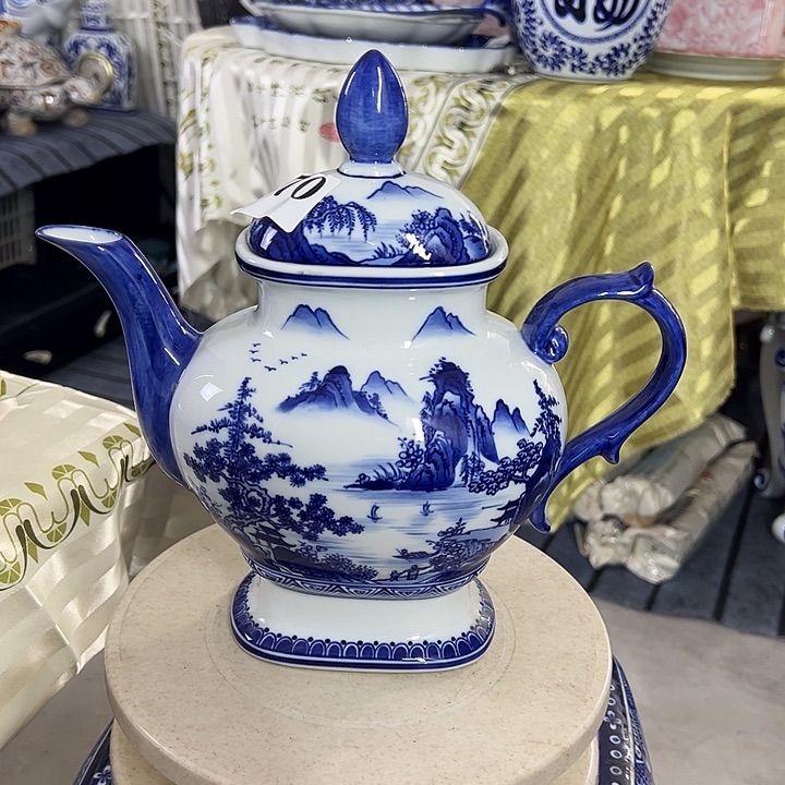 摆件青花瓷手工手绘高温釉下彩，居家摆件茶水壶