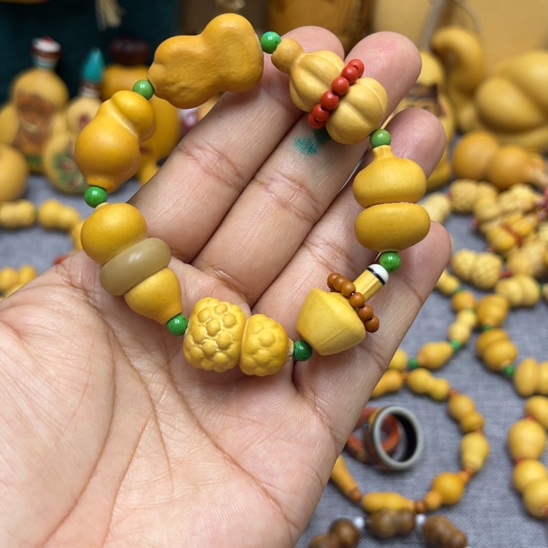 小****草里金精品多宝手串