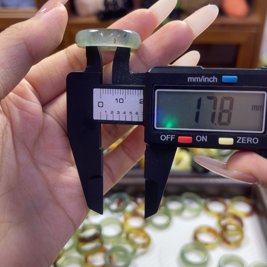 蛇纹石玉未镶嵌手镯82