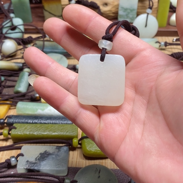 蛇纹石玉挂件未镶嵌