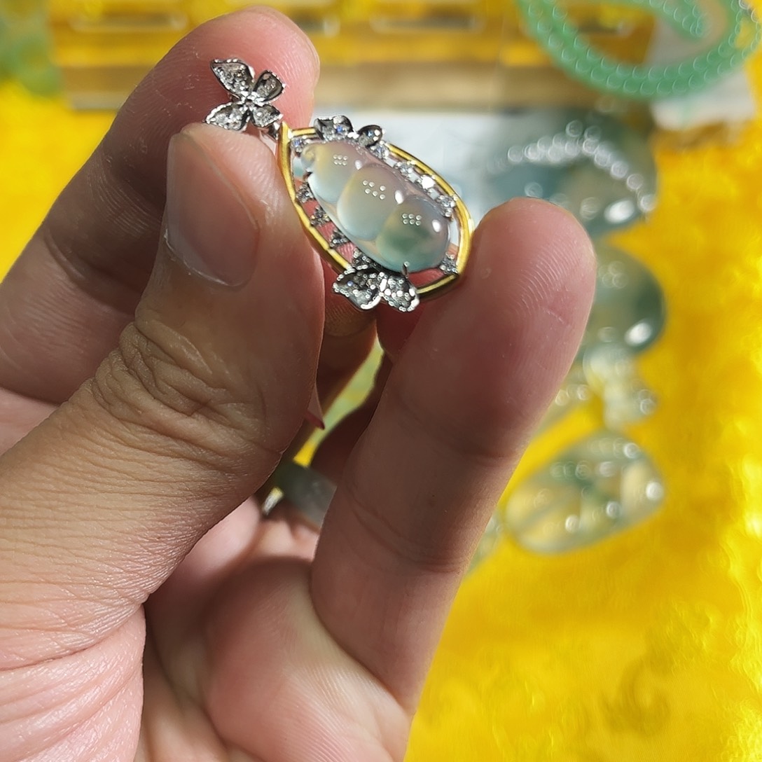 翡翠颈饰18K金镶嵌萍***?