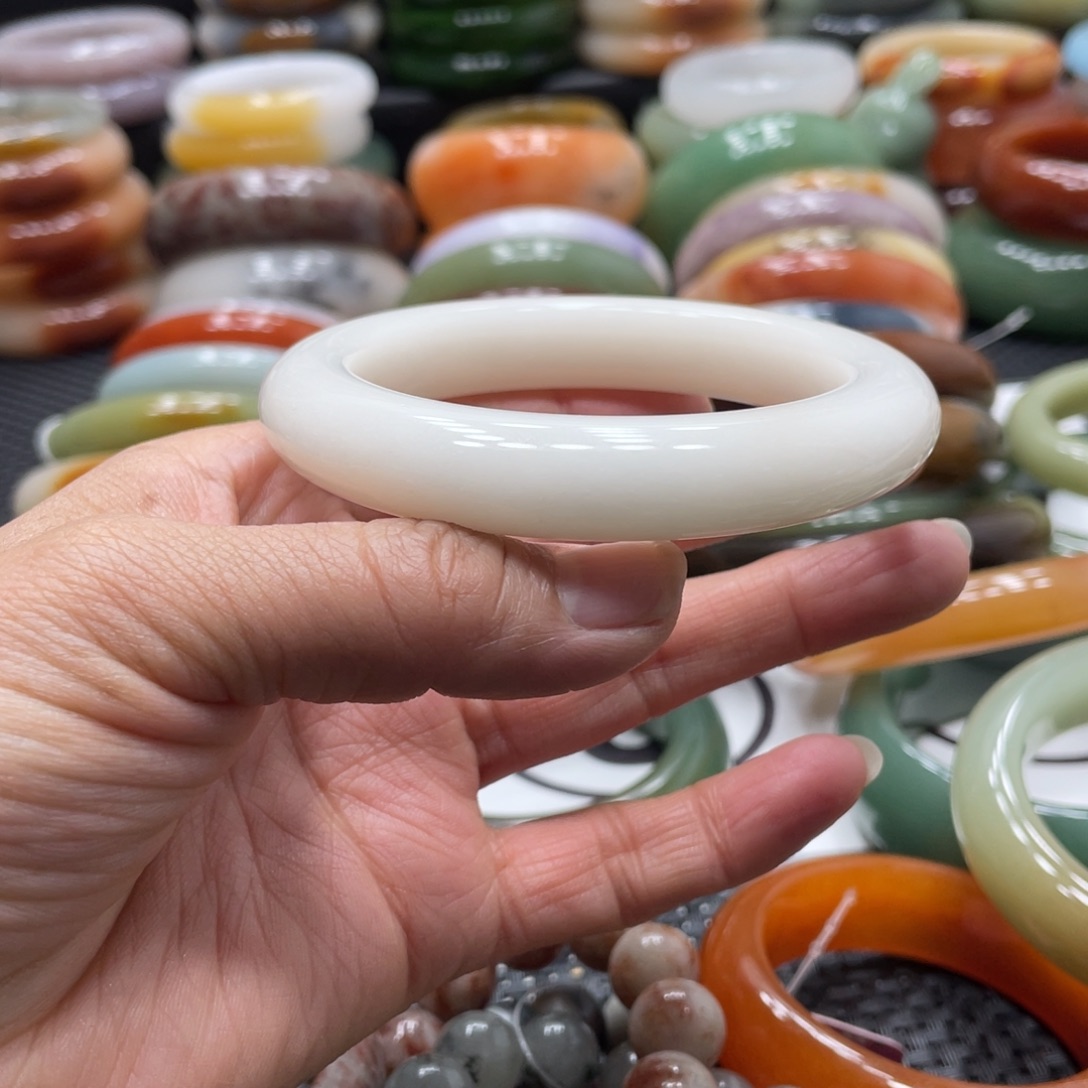 石英岩玉未镶嵌手镯