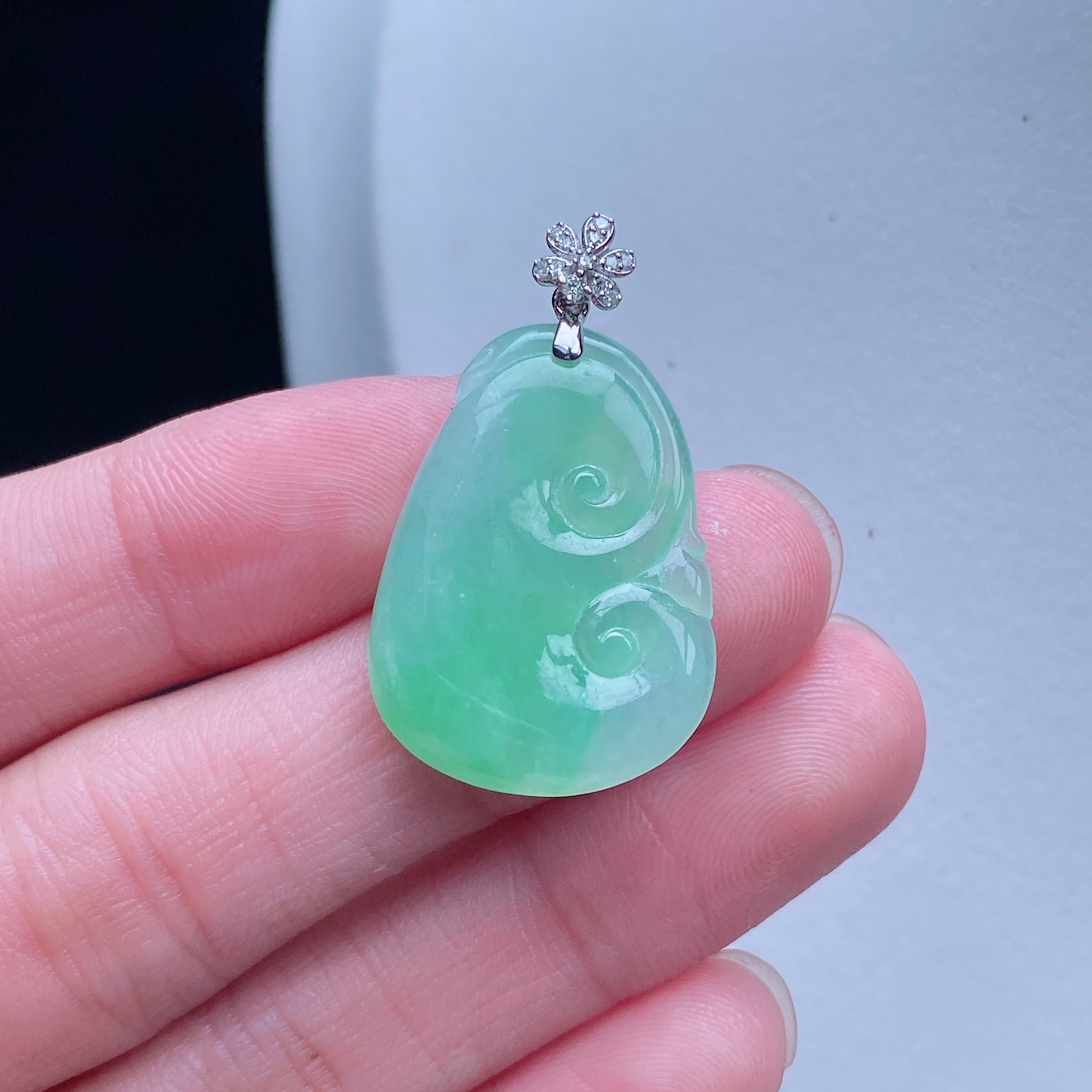 天然A货缅甸翡翠18K金镶嵌苹果绿如意