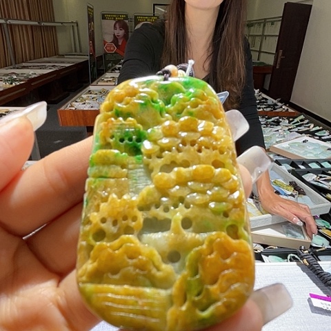 翡翠未镶嵌项圈一个