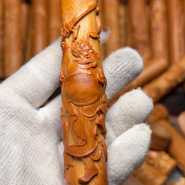 龚***志实心竹雕刻手把件