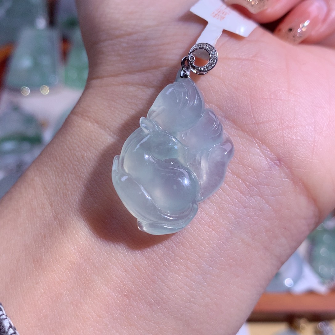 翡翠吊坠(不含链)18K金镶嵌闻**?冰狐