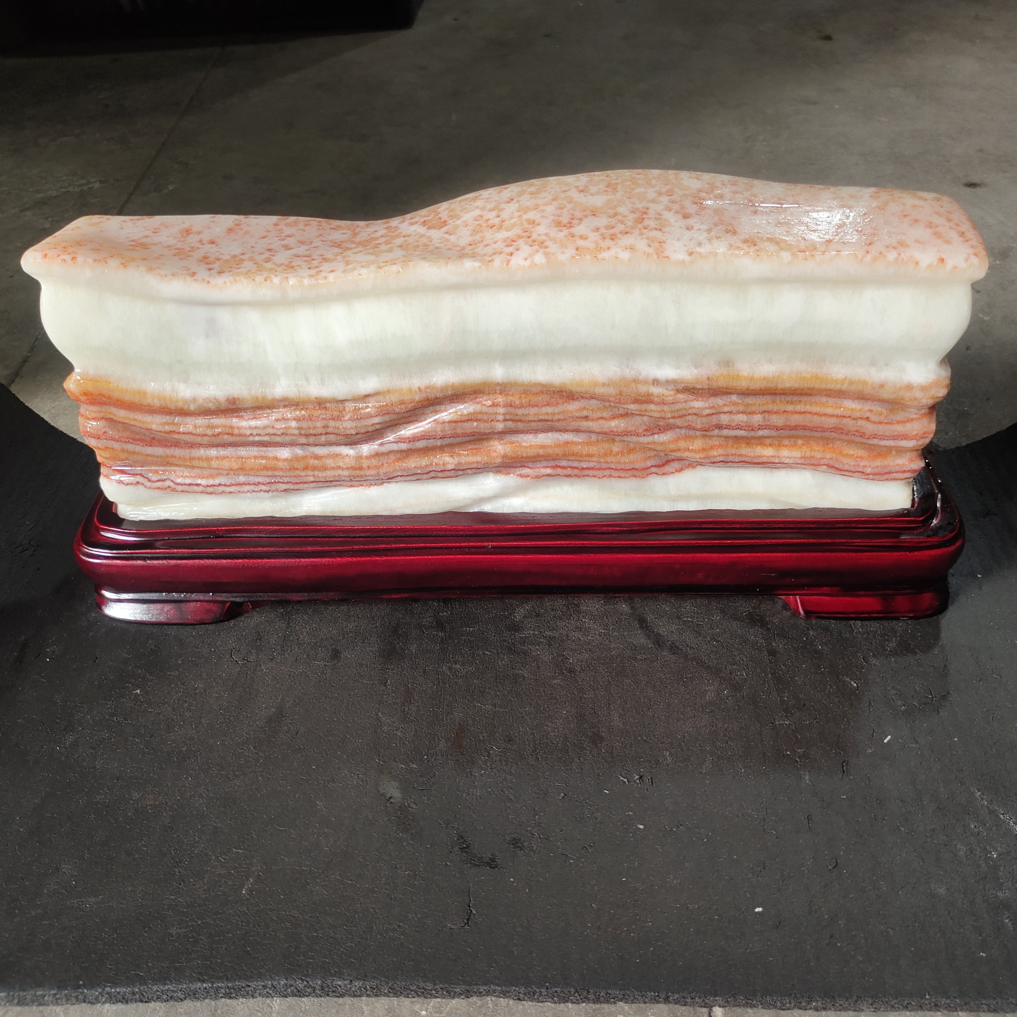 广西天然猪肉石，家居摆件。石头长38*6.5*13含座长41高18cm.19斤