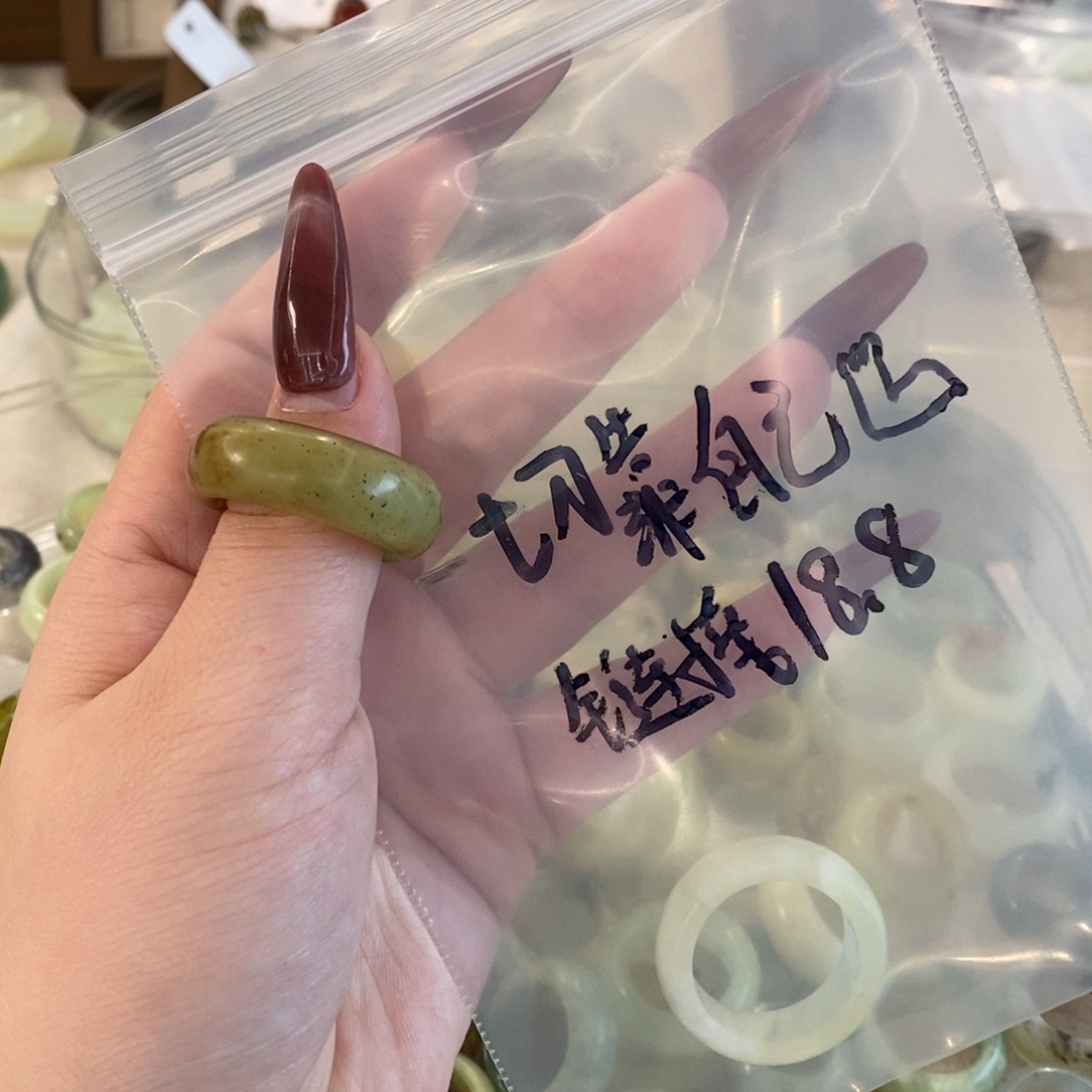 一****蛇纹石玉未镶嵌戒指