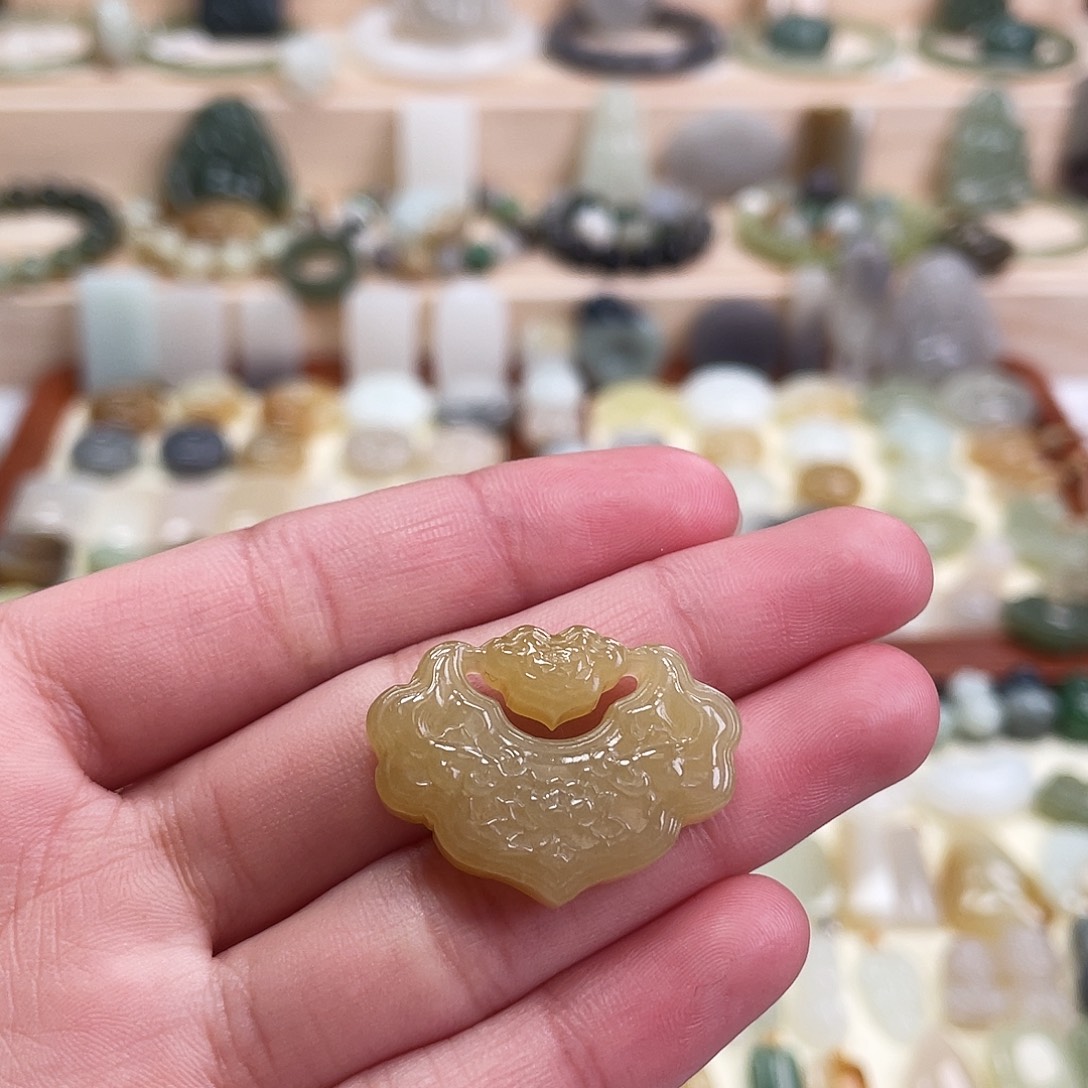 和田玉未镶嵌吊坠(赠链)