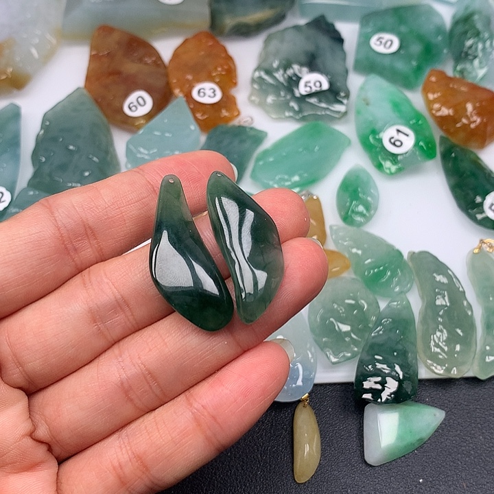 持***店翡翠未镶嵌颈饰随型1对