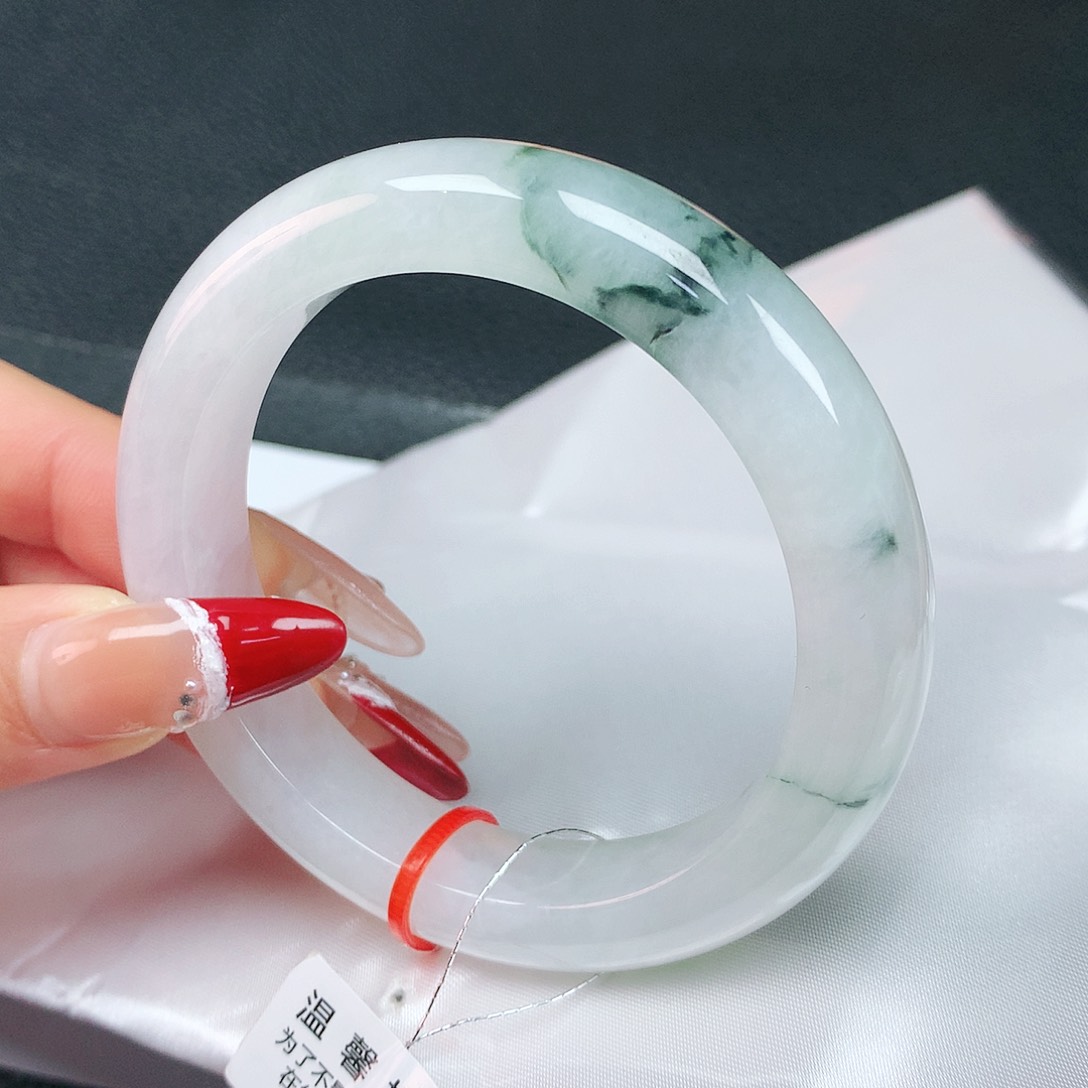 翡翠手镯未镶嵌56圈