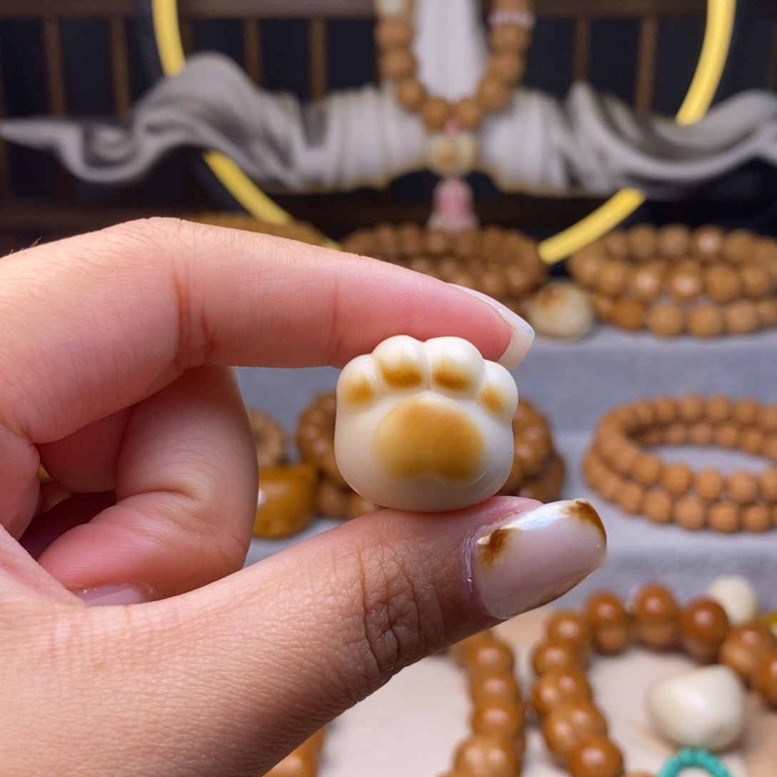 焦***朵皮质非金属配饰一个