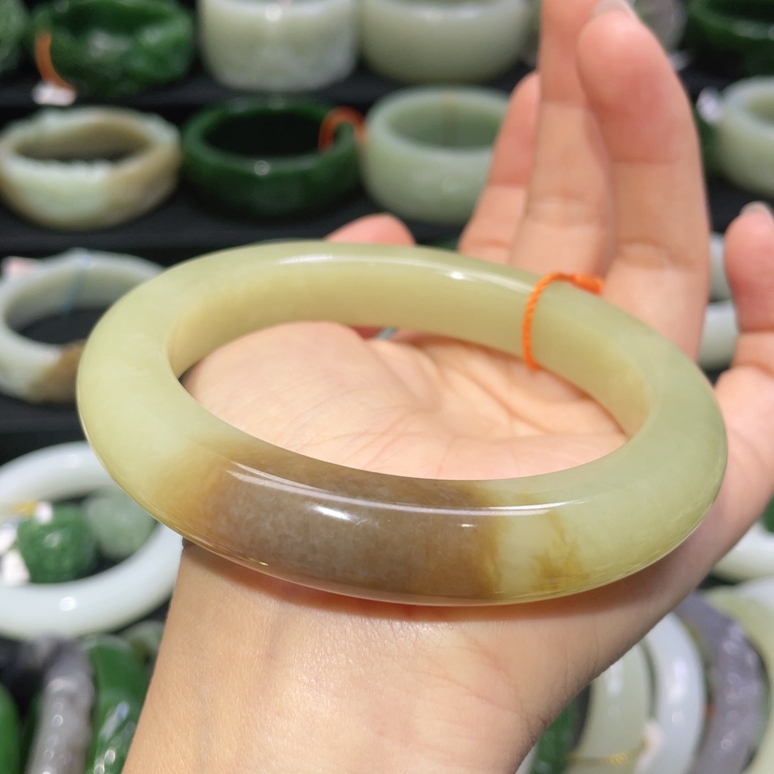 未镶嵌手镯和田玉63。   圈口65+