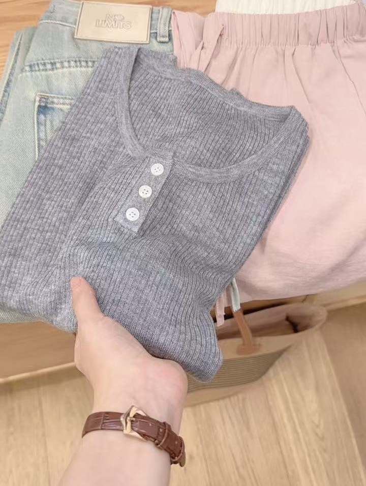 七言家 巨好看！灰色细羊三粒扣坑条小飞袖8