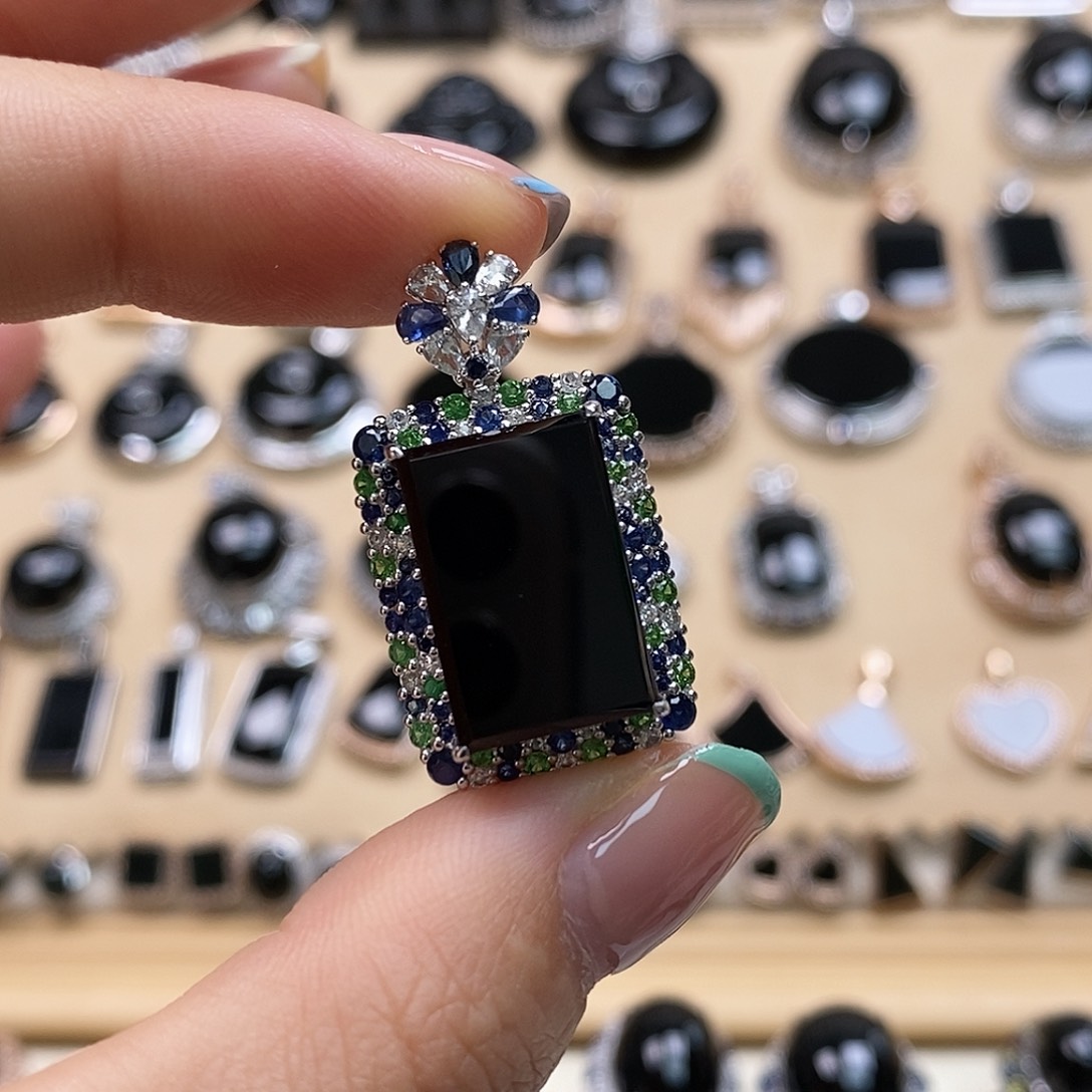 翡翠颈饰18K金镶嵌天然翡翠墨翠