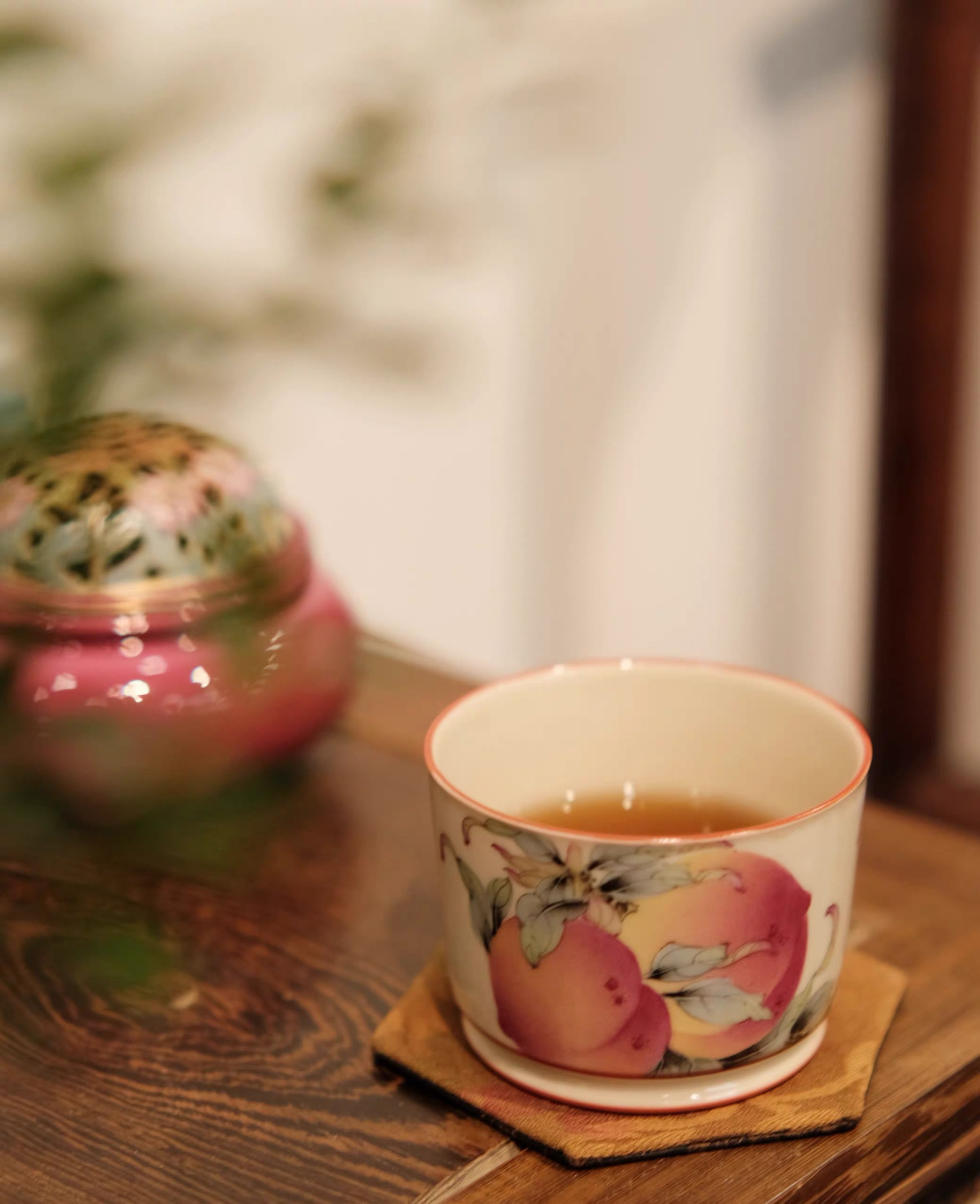 《梦乔茶器》雅圣景德镇手工手绘三桃直口杯釉上彩粉彩茶杯高端窑口