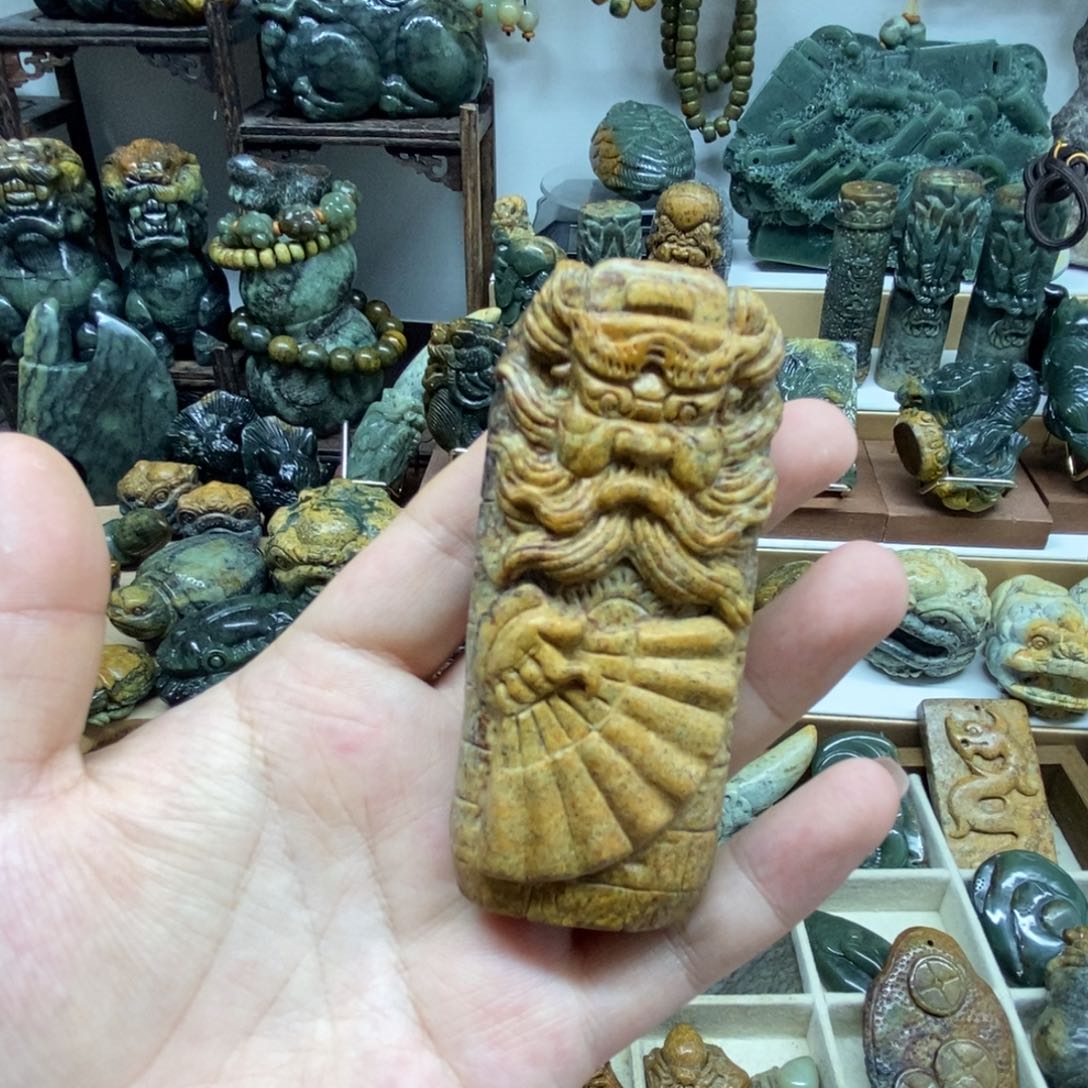 未镶嵌岫岩河磨玉（透闪石质玉）把件