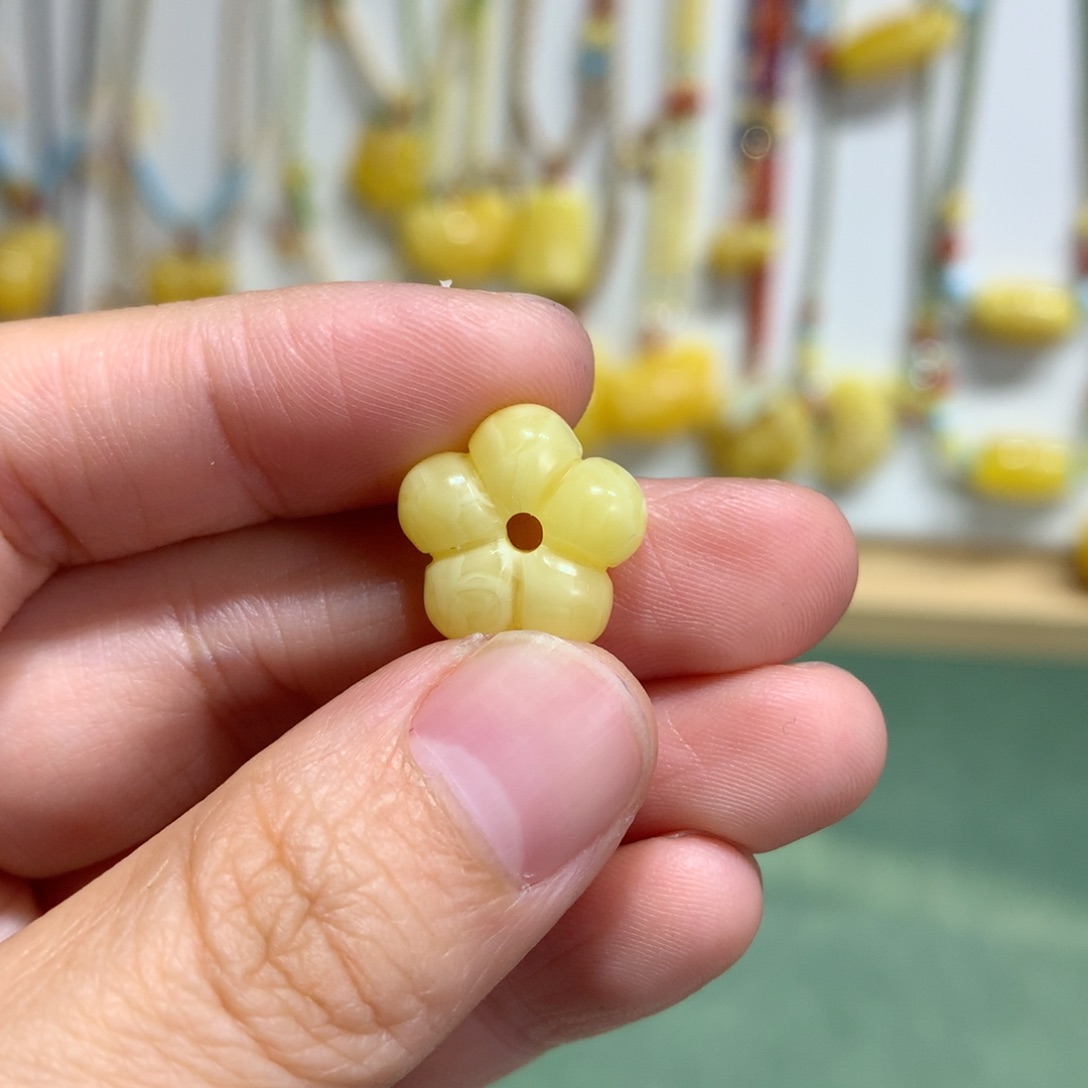 元***媛琥珀未镶嵌裸石配饰