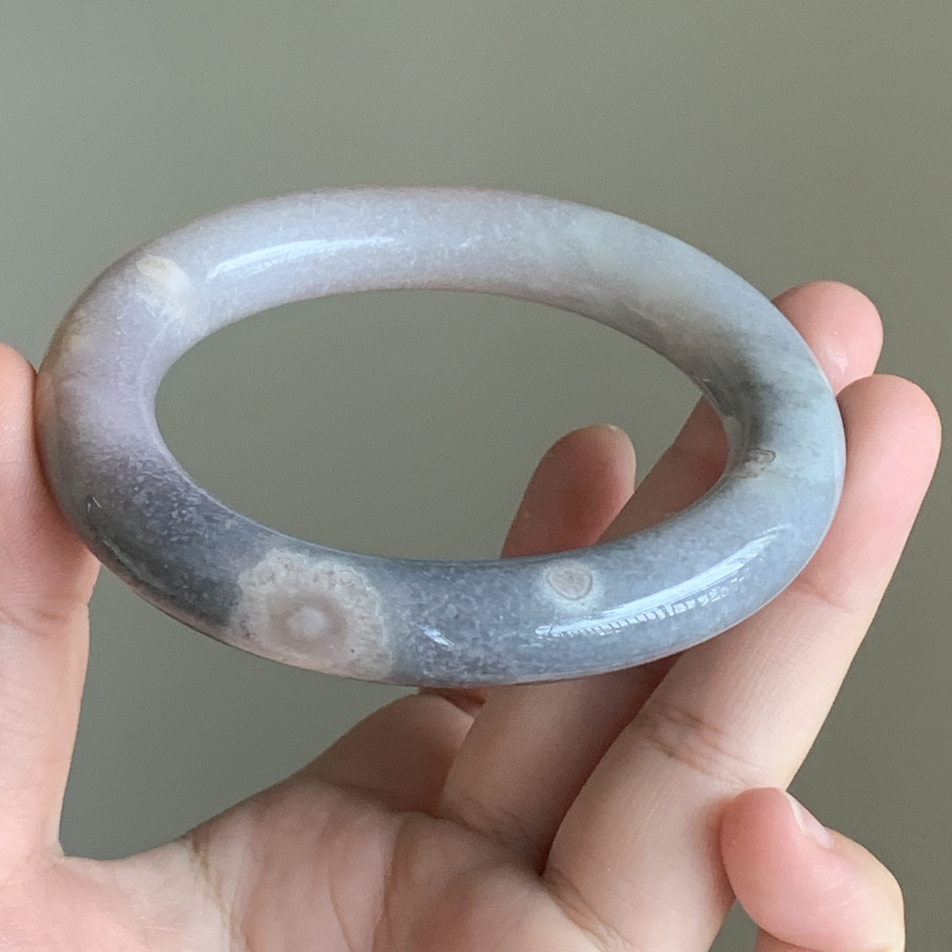 51 | 53长径贵妃圆条，奶油奶奶灰单花飘橘红樱花玛瑙手镯，全品