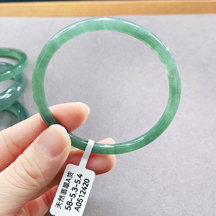 翡翠未镶嵌手镯（圆镯）