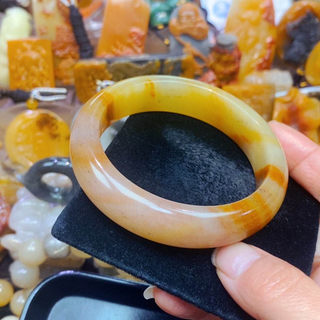 未镶嵌石英质玉（黄龙玉）颈饰