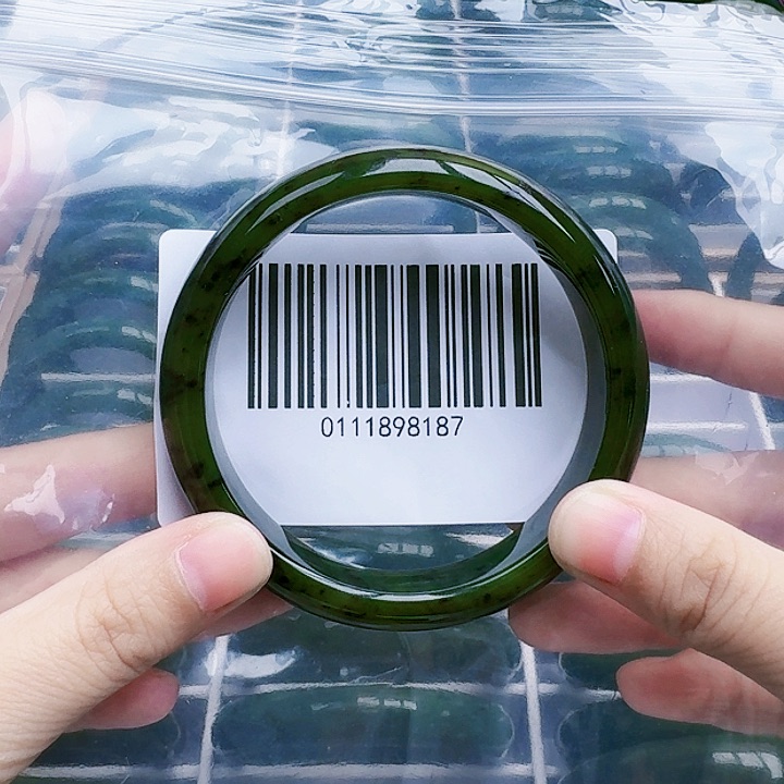 和田玉（碧玉）手镯未镶嵌62微瑕有划痕