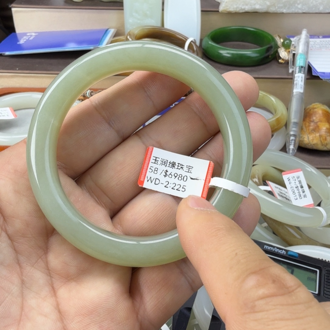 和田玉未镶嵌手镯