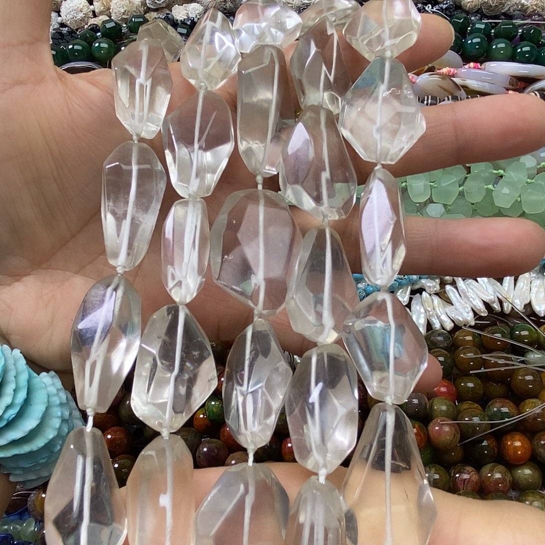 玛瑙/玉髓未镶嵌珠宝半成品白水晶随形一条