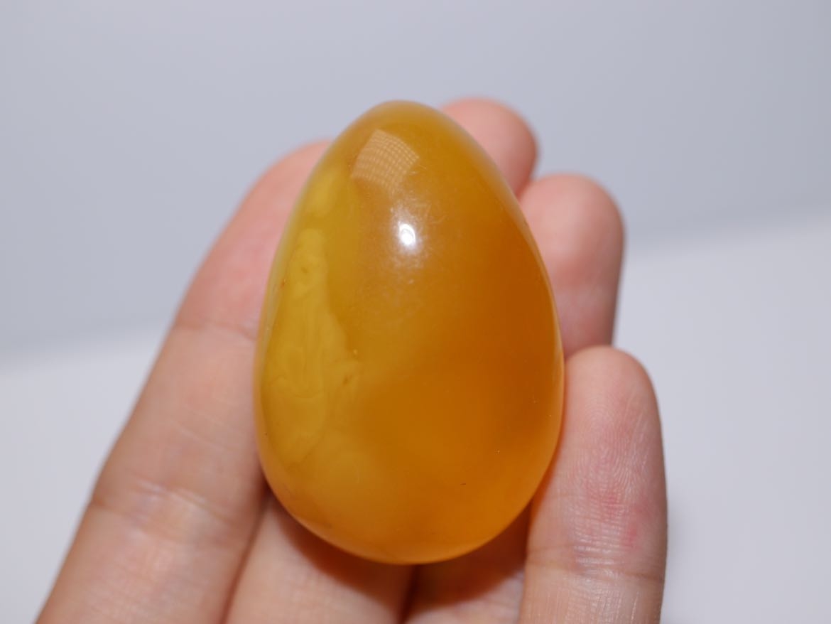 特价鸡油黄蜜蜡随型吊坠 微微瑕 44.2*29.8*20.6mm 16