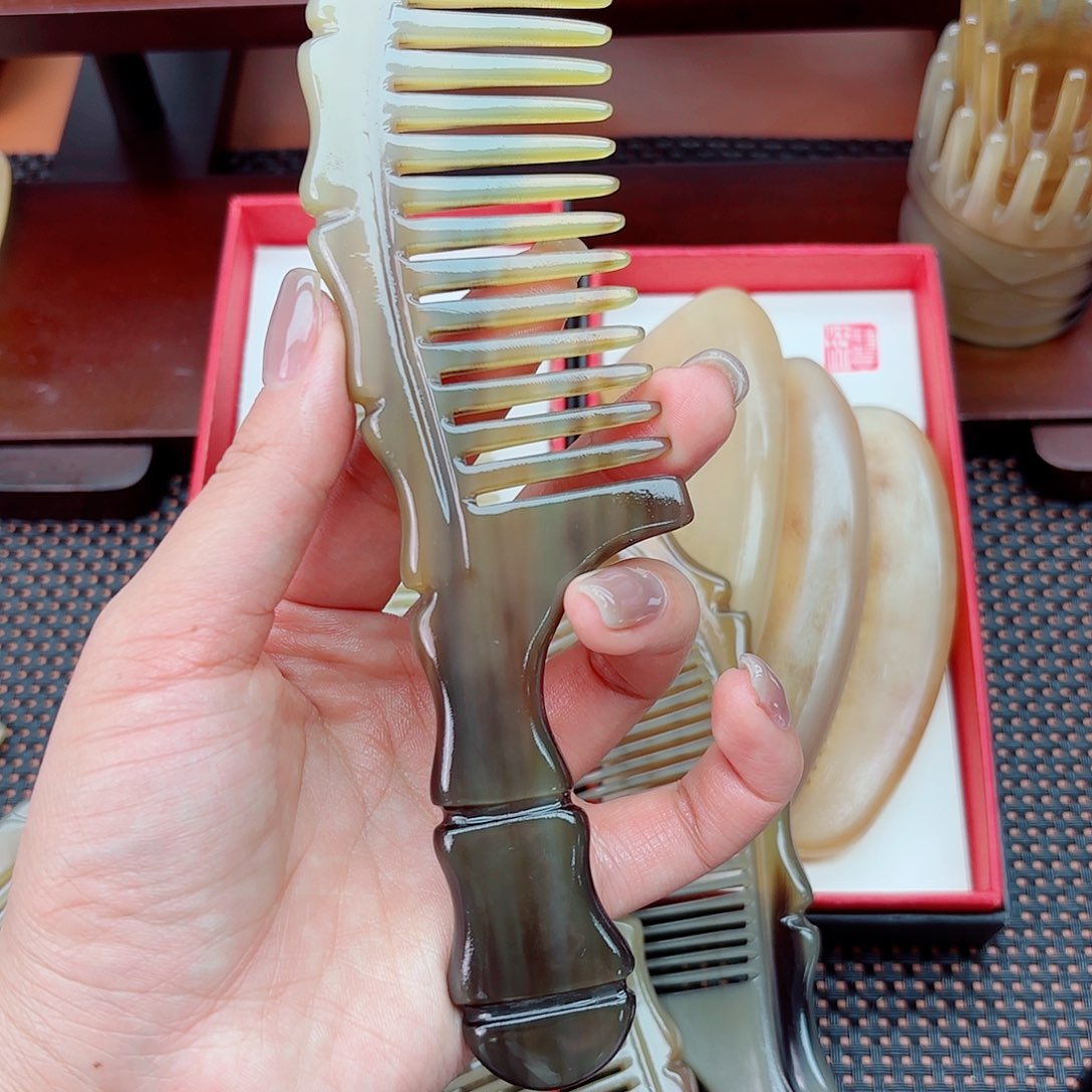 纯手工制作纯牛角梳子