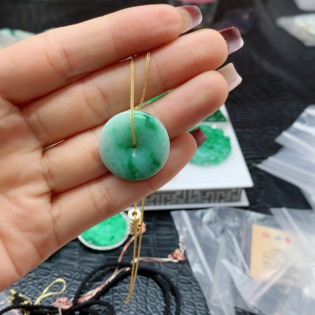 【闪购商品】翡翠吊坠(赠链)未镶嵌