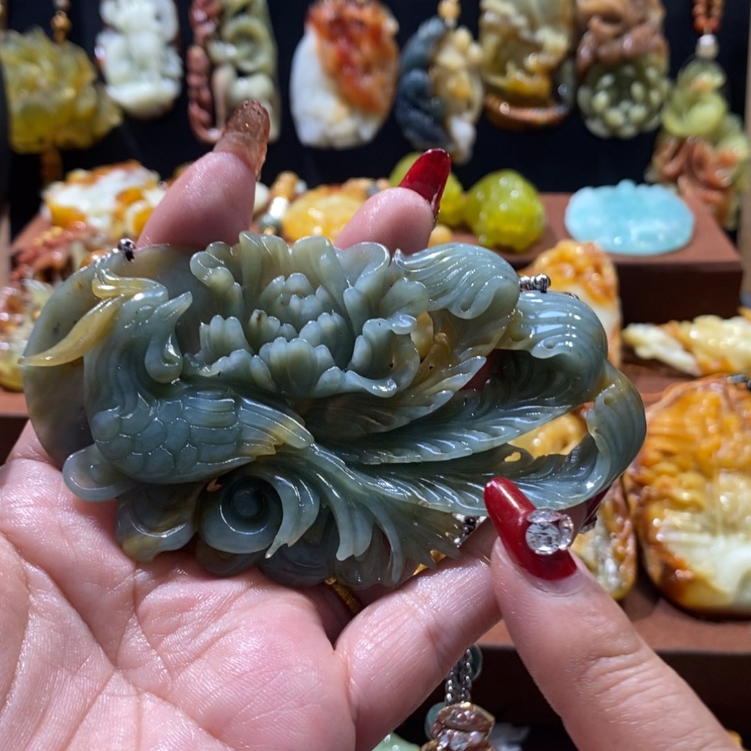 蛇纹石玉颈饰未镶嵌