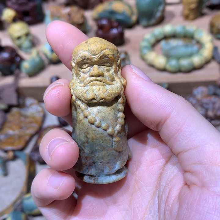 未镶嵌岫岩河磨玉（透闪石质玉）把件