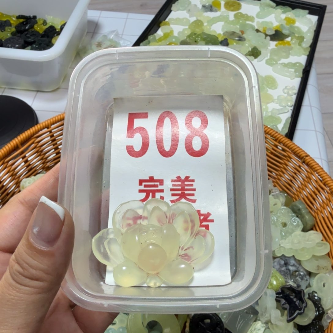 透闪石-蛇纹石玉吊坠未镶嵌