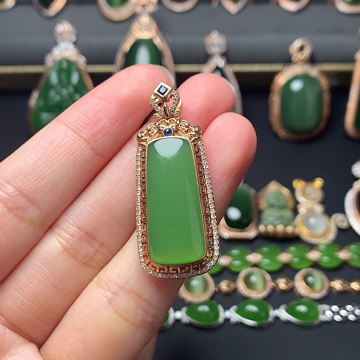 老***铺和田玉18K金镶嵌颈饰