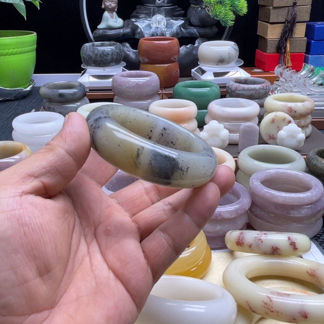 石英岩玉未镶嵌手镯