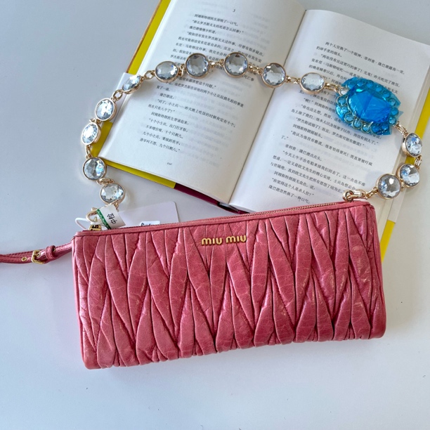 95新 MIU MIU/缪缪 XM/水蜜桃粉色褶皱油蜡金标腋下包/YW05710054