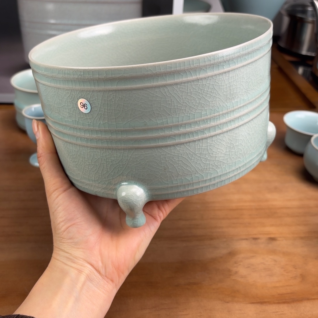 编号96仿古釉大号三足尊不退不换