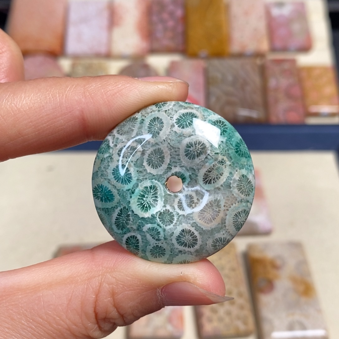 H***芳硅化玉未镶嵌吊坠