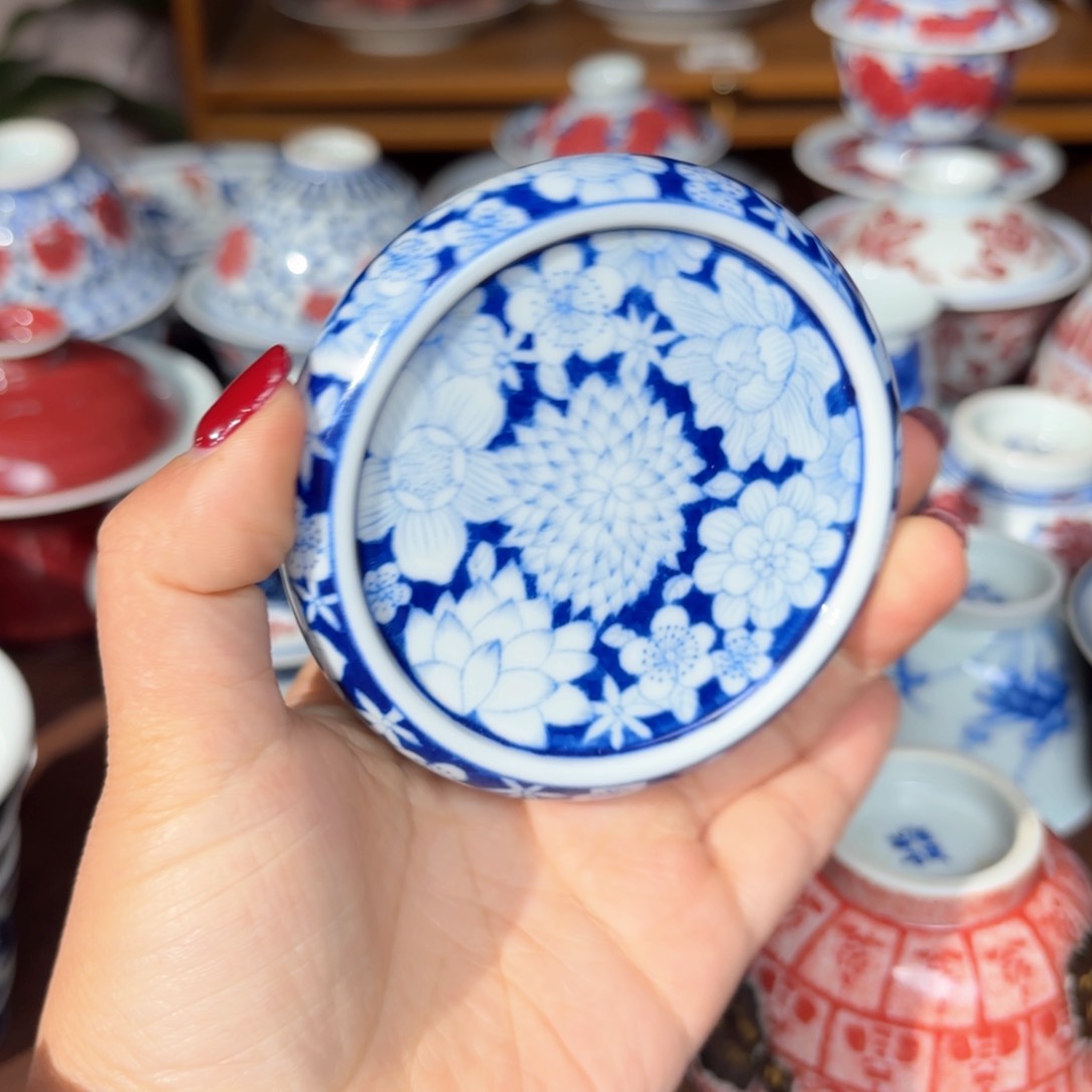 青花手绘万花盖置