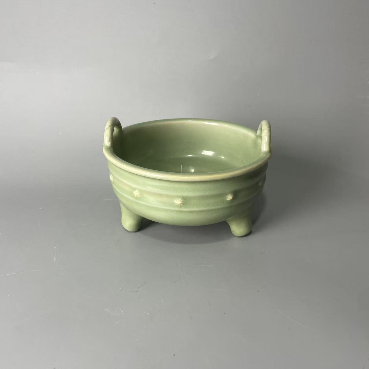 龙泉鼓钉三足双耳炉