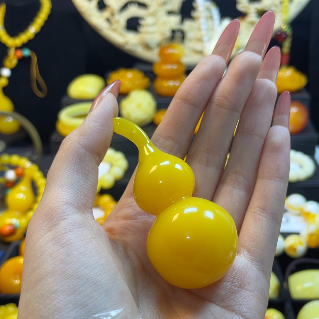 伍***七鸡油黄款中号葫芦一个