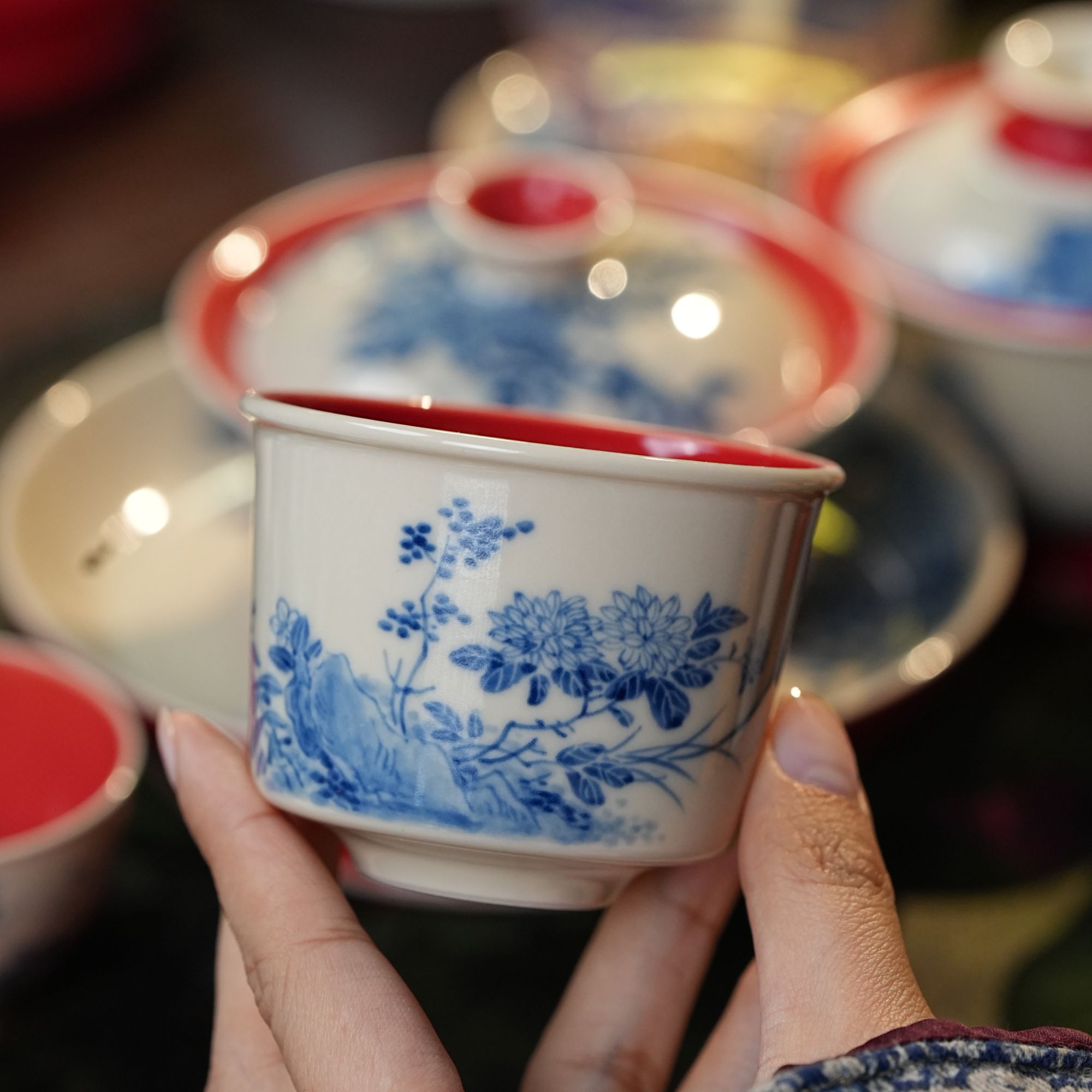 雨香斋景德镇高温纯手工手绘宫墙红花卉山石主人杯