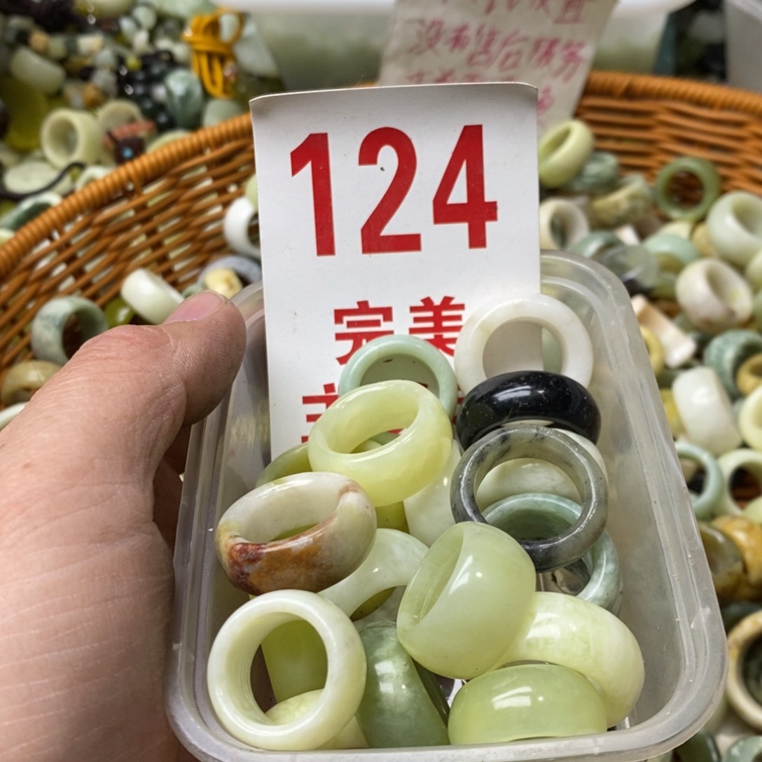 蛇纹石玉挂坠未镶嵌