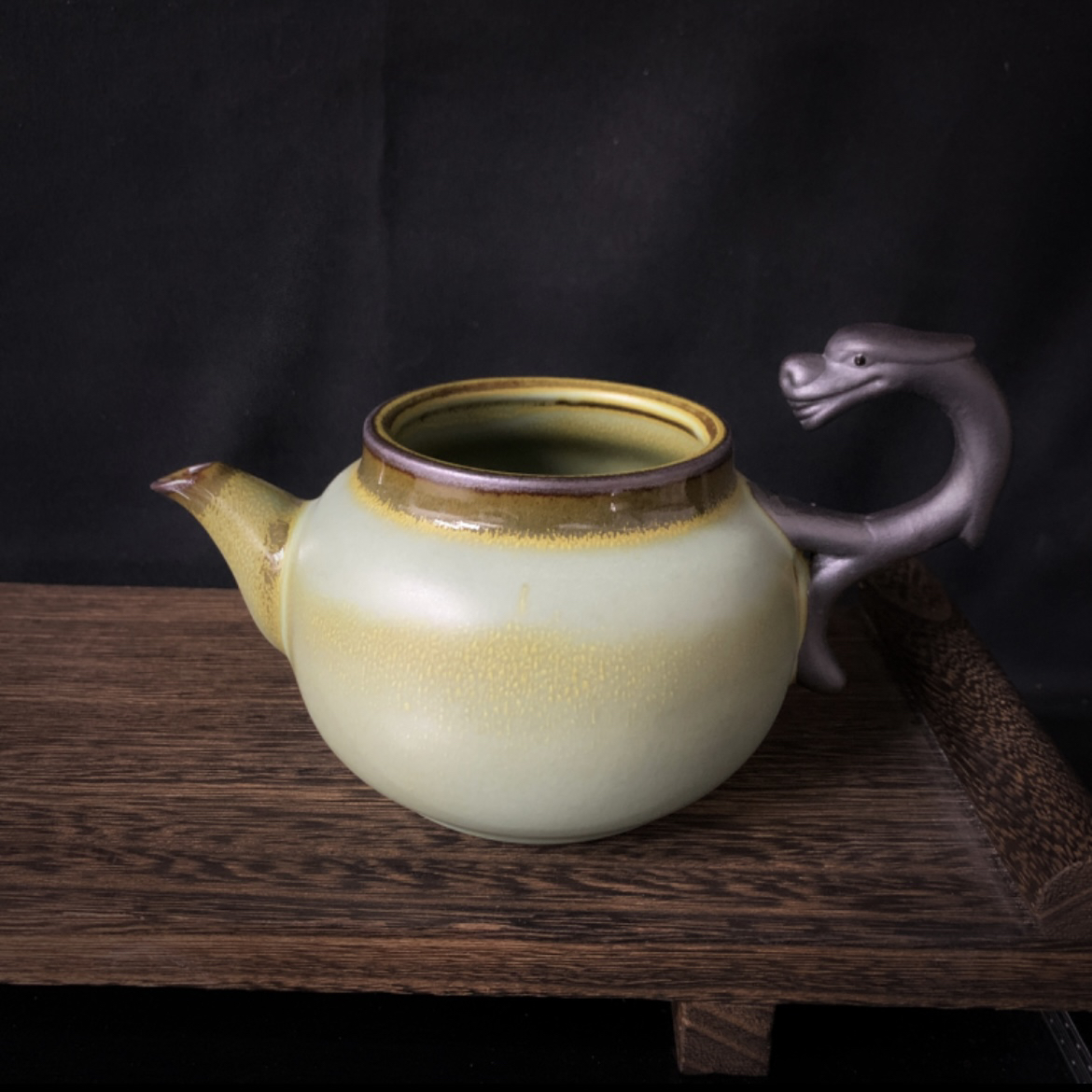 龙泉窑铁胎侧把龙公道杯茶海